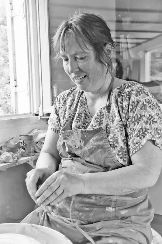 photo de Pauline en train de travailler la terre