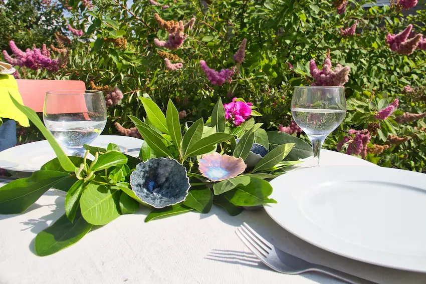 Vue d'une table décorée avec trois fleurs de porcelaine