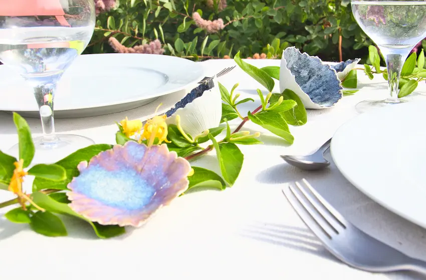Mise en valeur des fleurs en céramique sur table décorée