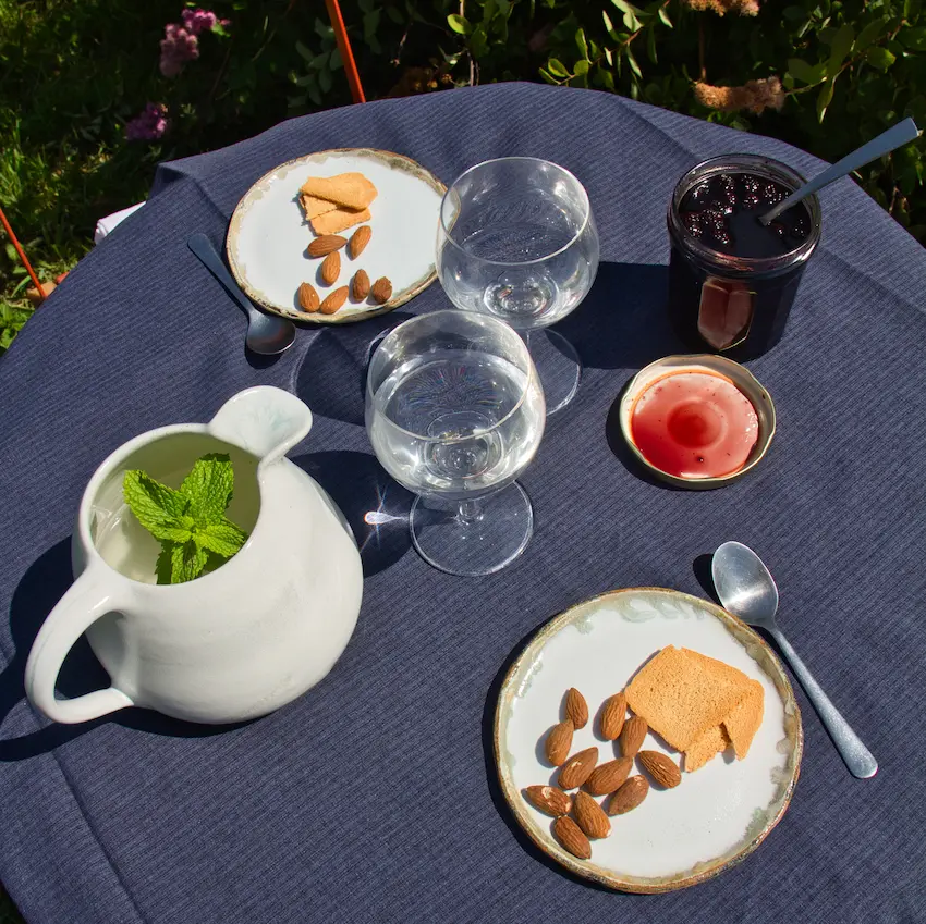 Mise en scène assiettes et théière sur une table