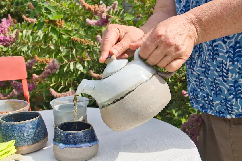Mise en scène du service du thé dans des tasses aux émaux bleu