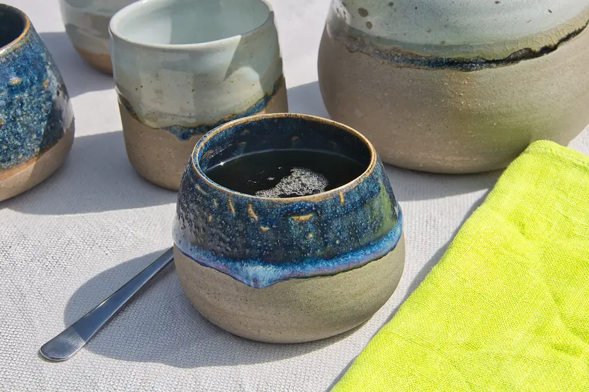 Gros plan d'une tasse en grès émaillée en haut en bleu foncé